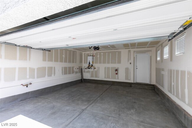 Building Photo - 6229 Mangler St