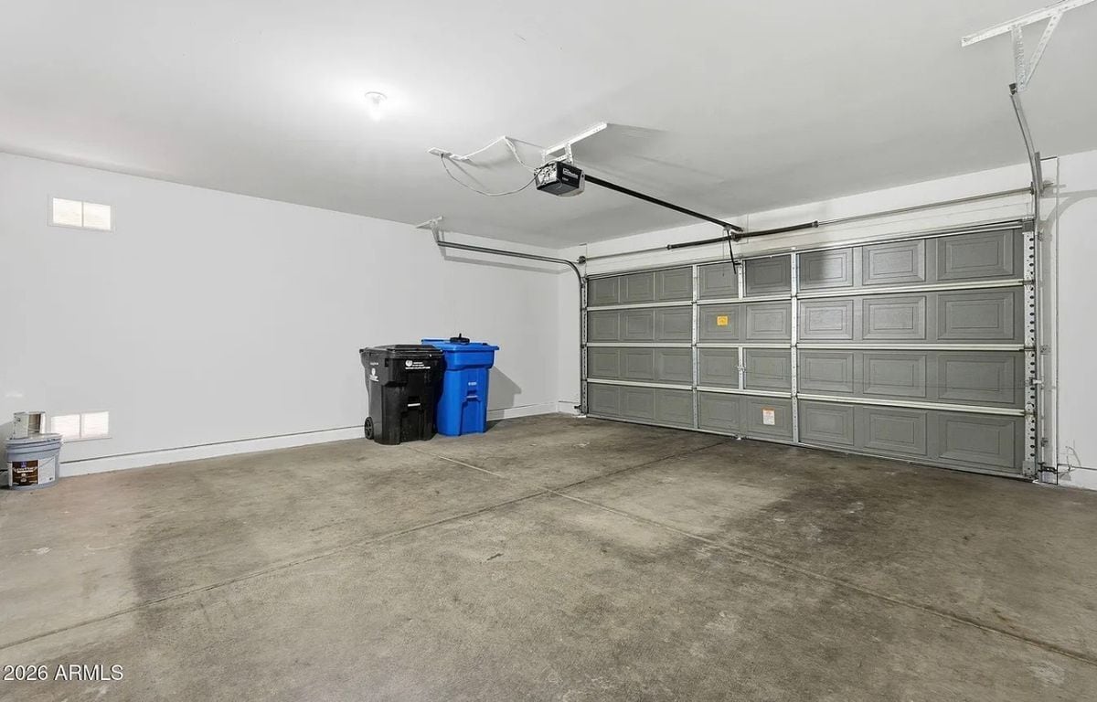 Building Photo - 211 E Valley View Dr