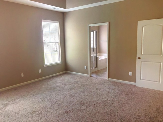 Building Photo - 2907 Blossom Park Drive Southeast