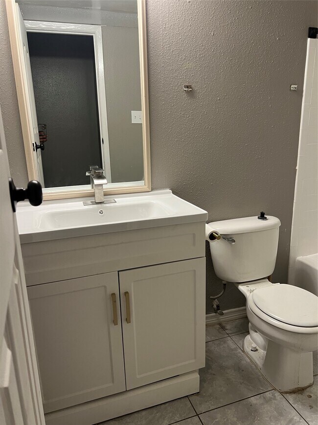 Building Photo - 3900 Woodchase Dr