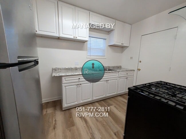 Building Photo - Welcome home to this beautifully refreshed...