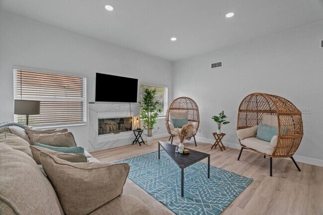 Building Photo - Chic Stylish Pool House newly renovated