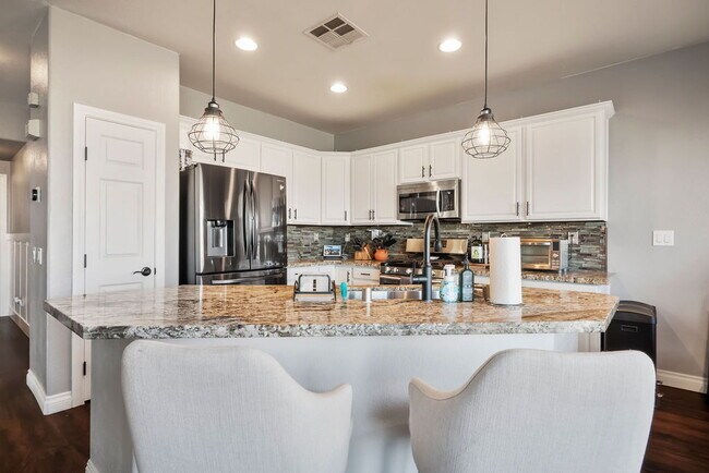 Building Photo - "Spacious 4-Bed Oasis with Outdoor Kitchen & Hardwood Elegance in North Las Vegas!"