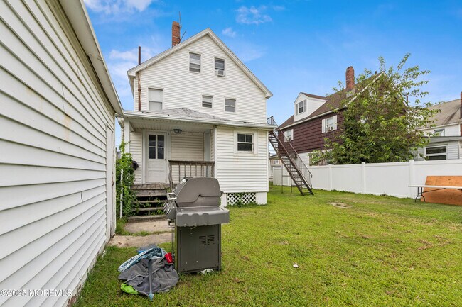 Building Photo - 113 12th Ave