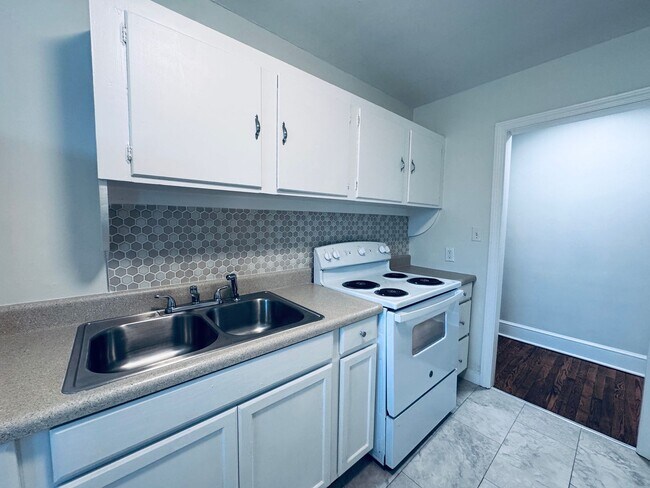 Building Photo - Central AVL - 1/1 Updated Apartment Ready Now!