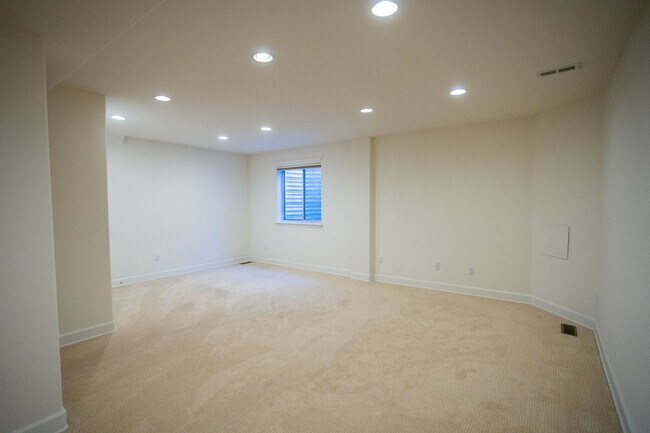 Building Photo - 2960 Newport Cir