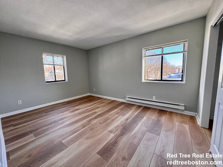 Building Photo - 837 River St