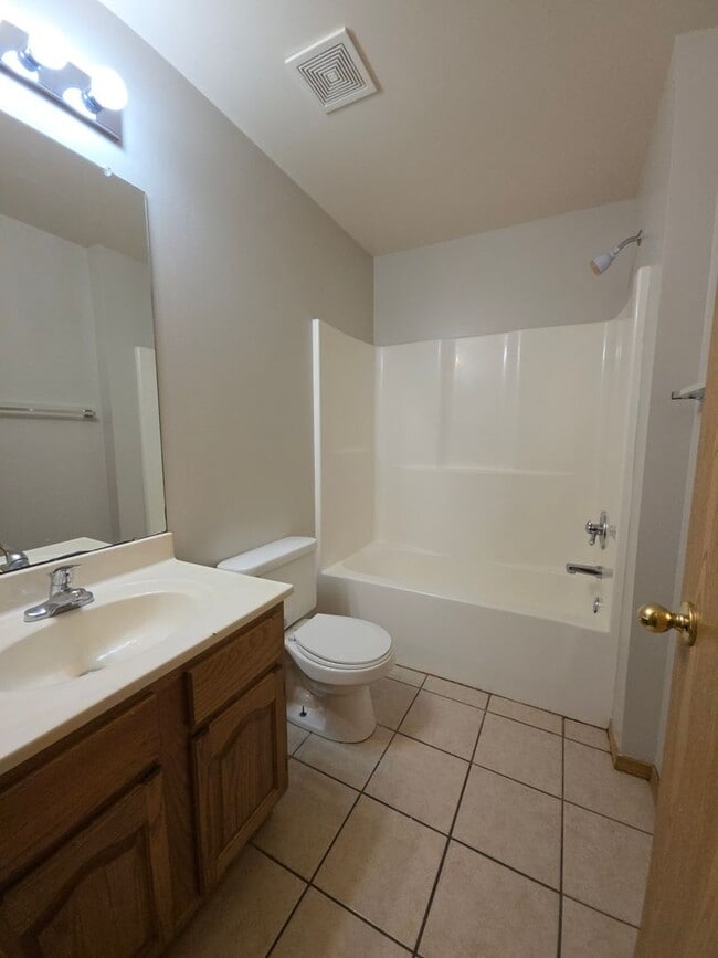 Building Photo - 1109 S Oswego Ave