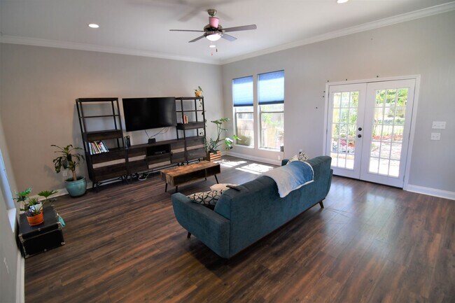 Building Photo - Zachary School District!  Trendy, 3 bedroom, 2.5 bath home in coveted Marshall Bonds Subdv