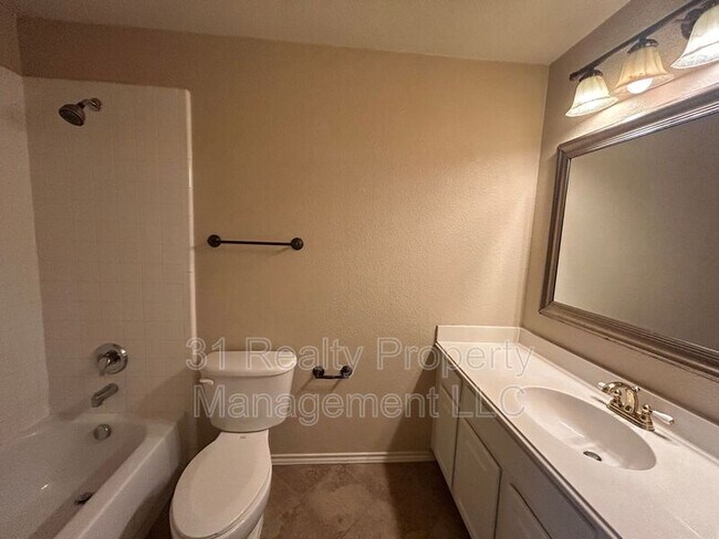 Building Photo - 4632 Aylesbury Ct