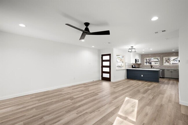 Building Photo - 9717 Anderson Village Dr