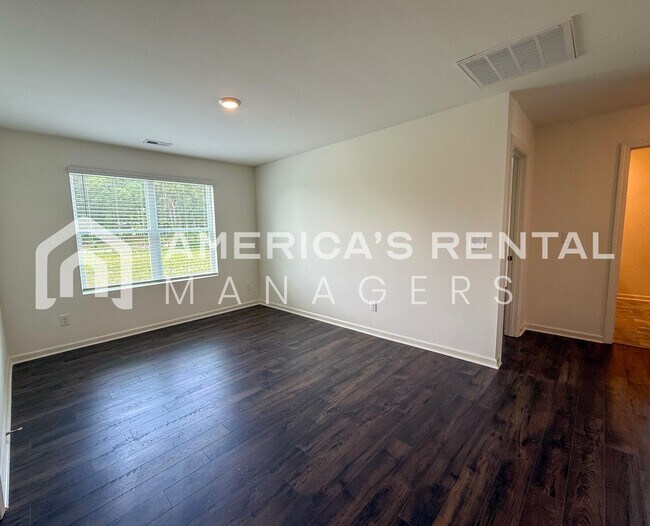 Building Photo - Move-in Special! Beautiful 5 Bed, 2 Bath h...
