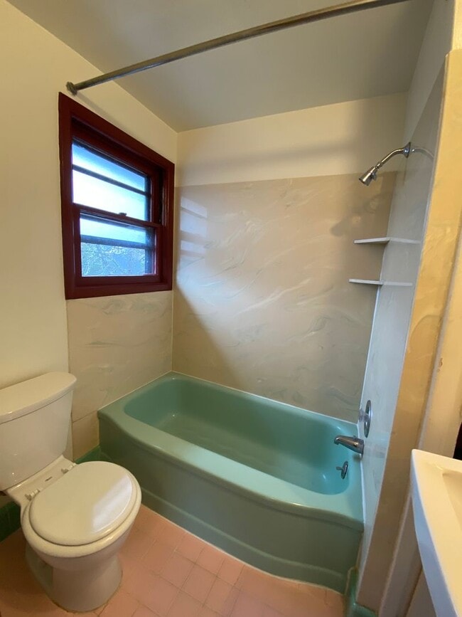 Building Photo - Spacious Upstairs 1 Bedroom/1 Bath Apartme...