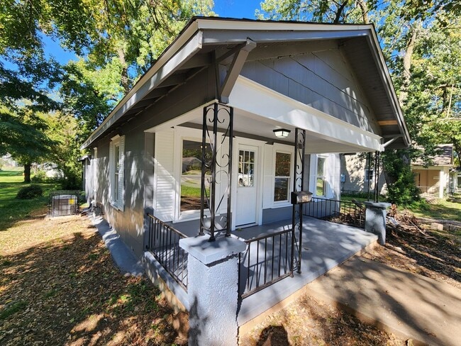 Building Photo - Spacious 2-Bedroom, 1-Bathroom Home AVAILABLE NOW!!