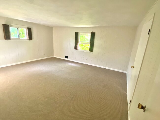 Building Photo - 3003 Lake Rd N