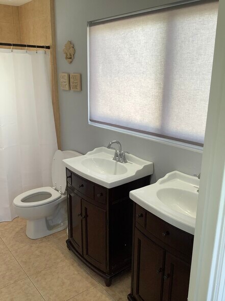 Building Photo - 3020 NE 15th Ave