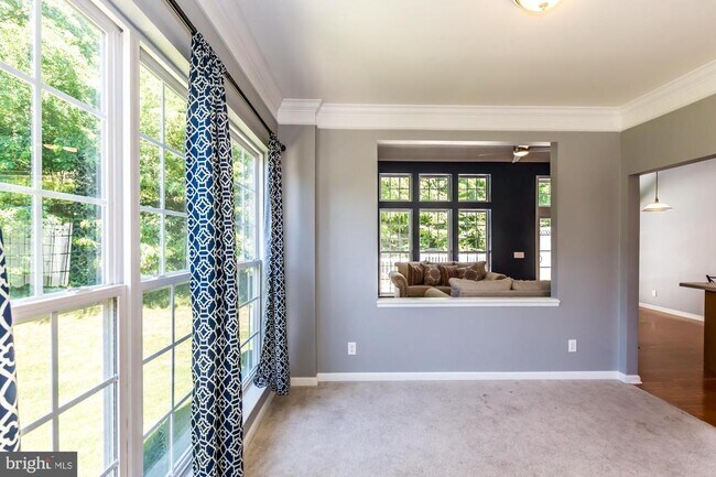 Building Photo - 684 Churchill Rd