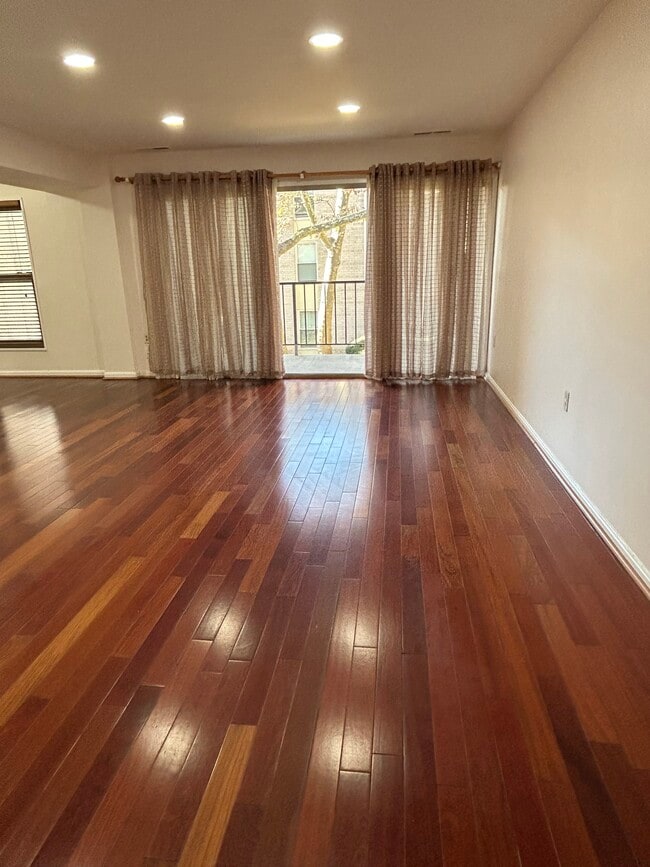 Building Photo - 14 Canterbury Sq