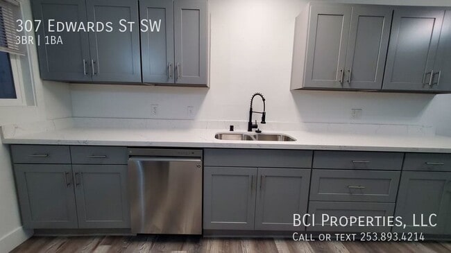 Building Photo - 307 SW Edwards St