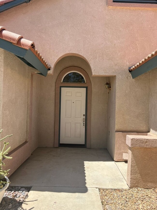 Building Photo - 3 bedroom 2 bathroom Home available in Vic...