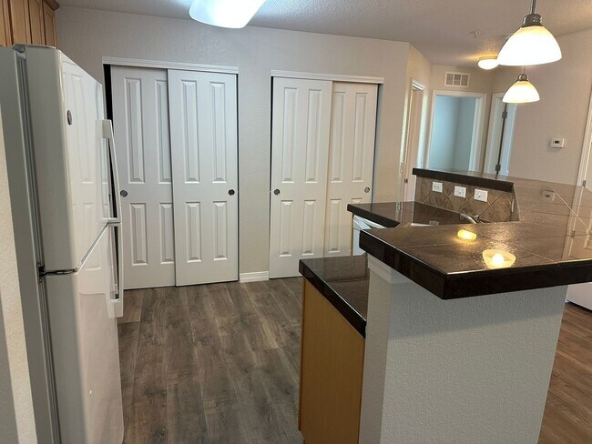 Building Photo - Updated upper floor condo with great south...