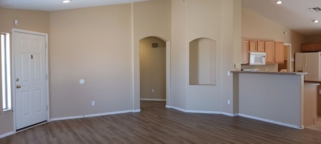 Building Photo - Warm, Inviting 3 Bed / 2 Bath Home in Surp...