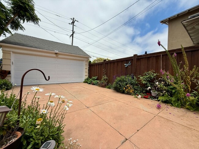 Building Photo - Adorable Loma Portal Bungalow with Fenced ...
