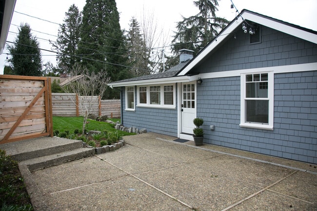 Building Photo - Charming Multnomah Village Remodeled Cottage