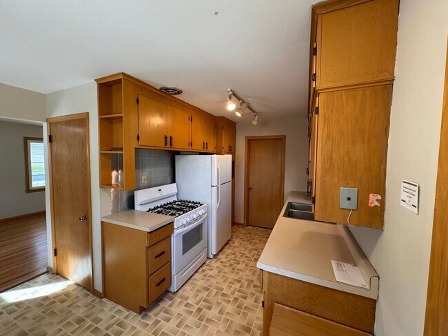 Building Photo - AVAILABLE NOW! Gorgeous, Newly Renovated 5 Bedroom, 2 Bathroom Single Family Home w/Huge Fenced I...