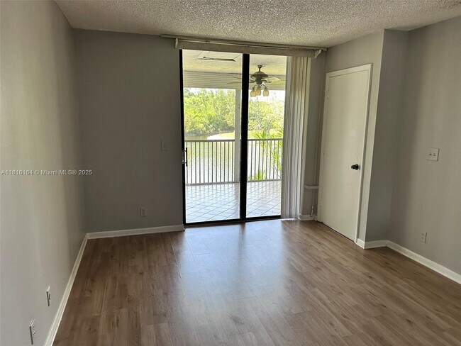 Building Photo - 2526 Carambola Cir N