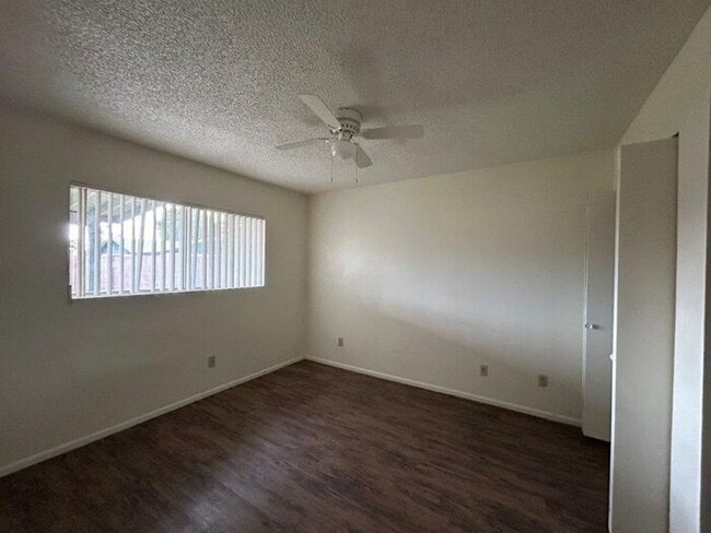 Building Photo - 3221 E Crescent Ave