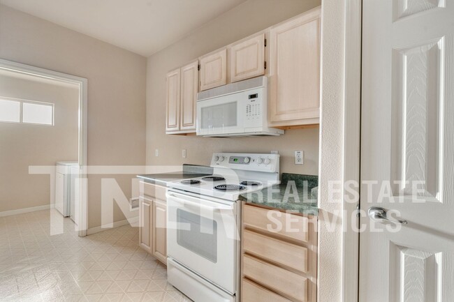 Building Photo - Beautiful 1 Bedroom Condo Near Roseville G...