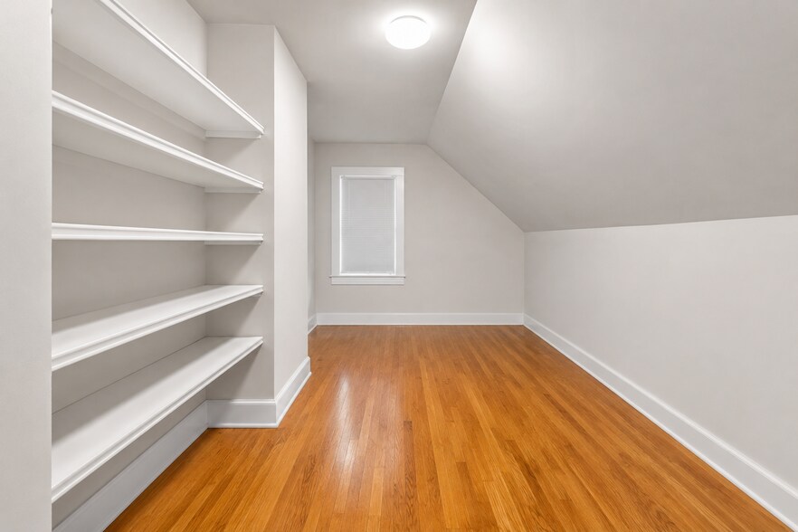 Building Photo - 11 Holten St