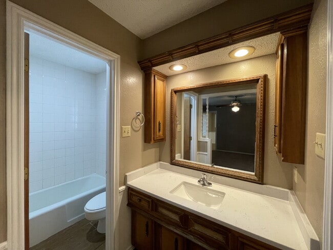 Building Photo - Spacious Home Located Minutes From South Plains Mall & Loop 289 Access!