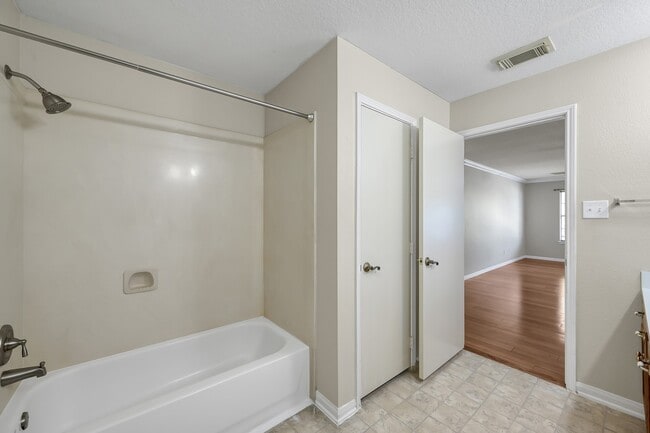 Building Photo - 10130 Woodico Dr