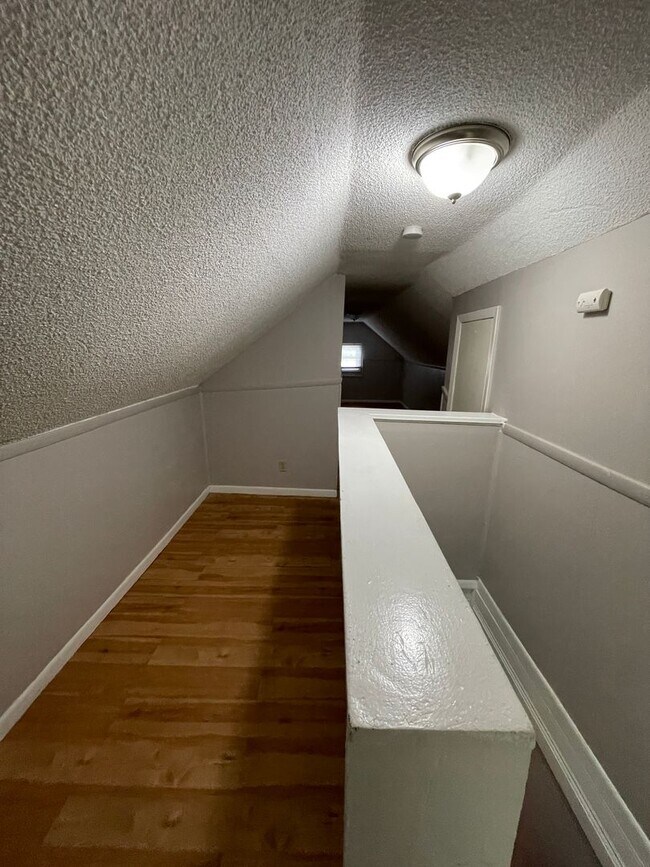 Building Photo - WARM & COMFY SINGLE FAMILY HOME