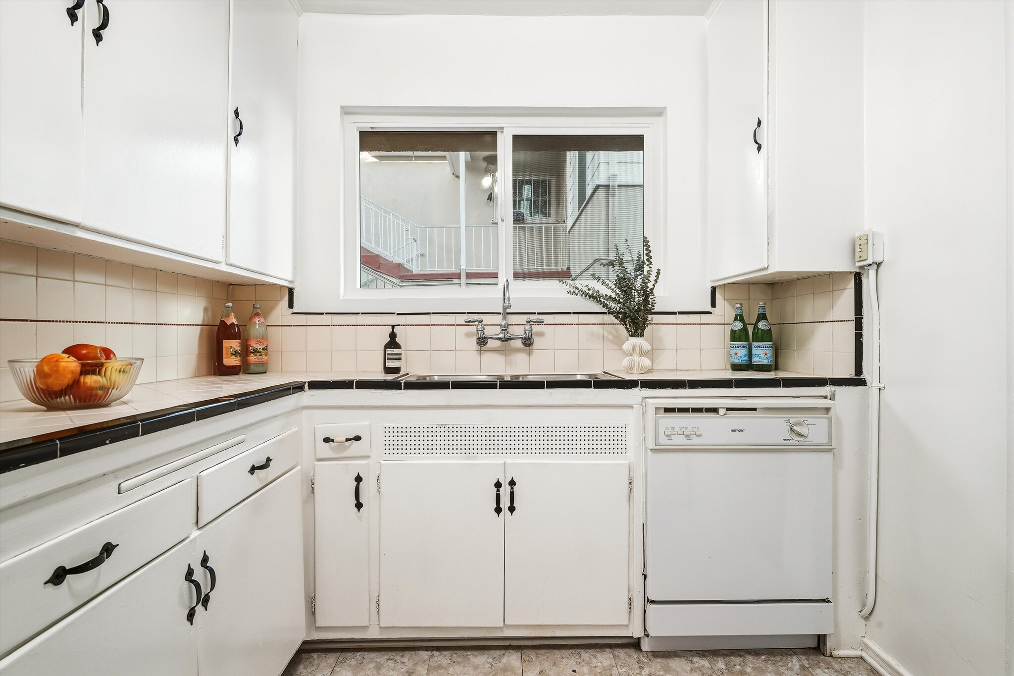 Building Photo - 1319 S Mansfield Ave