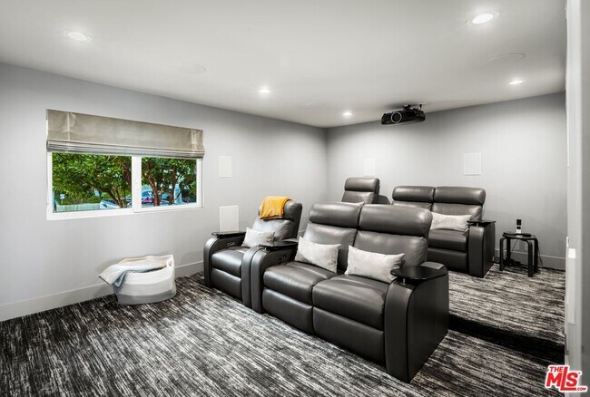 Building Photo - 2344 Banyan Dr