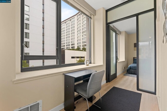 Building Photo - 372