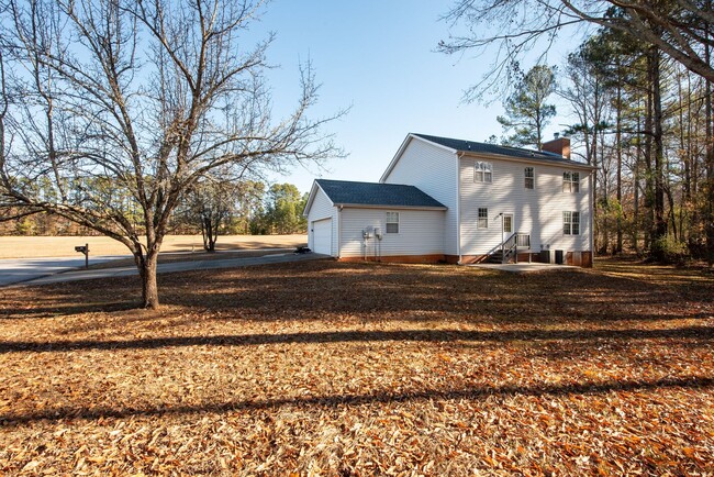 Building Photo - **AVAILABLE March 15th!** West Side Athens...