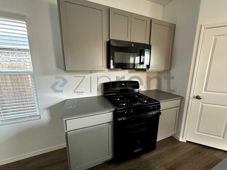 Building Photo - 303 Milliner Lp