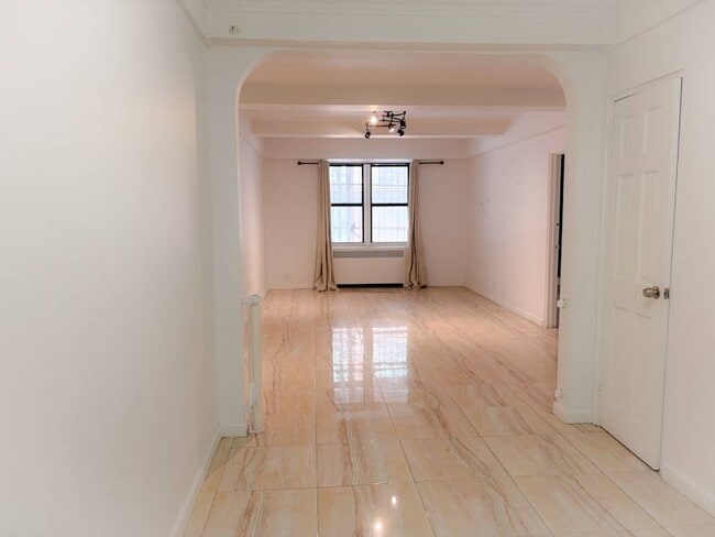 Building Photo - 420 W 206th St