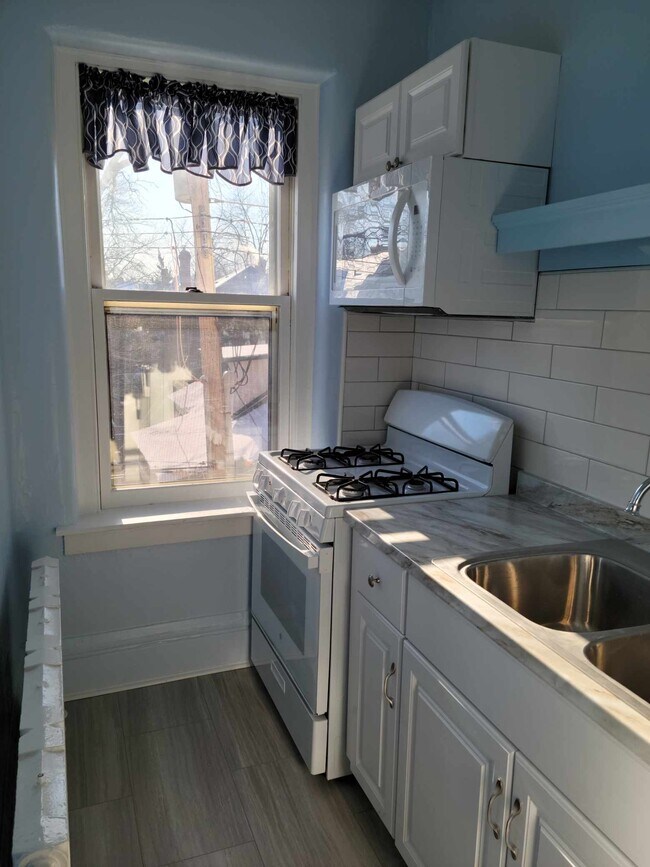 Newly remodeled kitchen - 100 Oxford St N