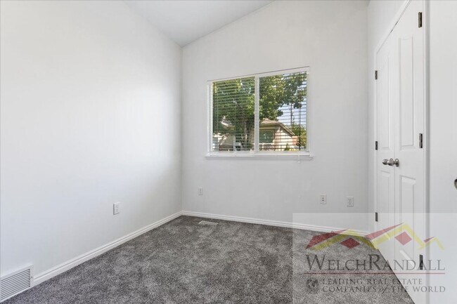 Building Photo - Spacious Residence in Taylorsville – 5 Bed...