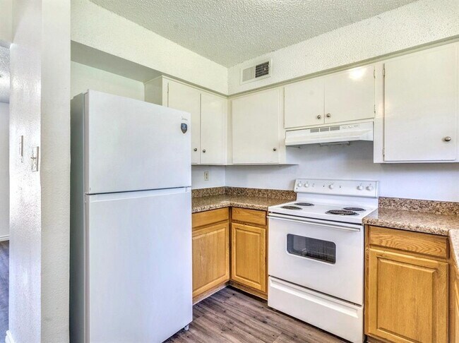 Building Photo - "Charming 2-Bed Oasis in San Marcos – Perfect Blend of Comfort and Convenience!"