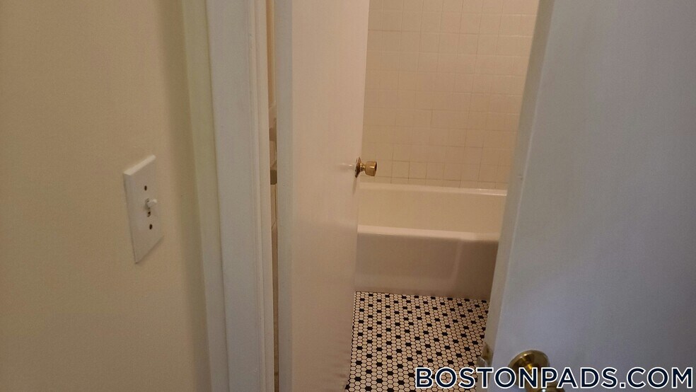 Building Photo - 16 Whites Ave