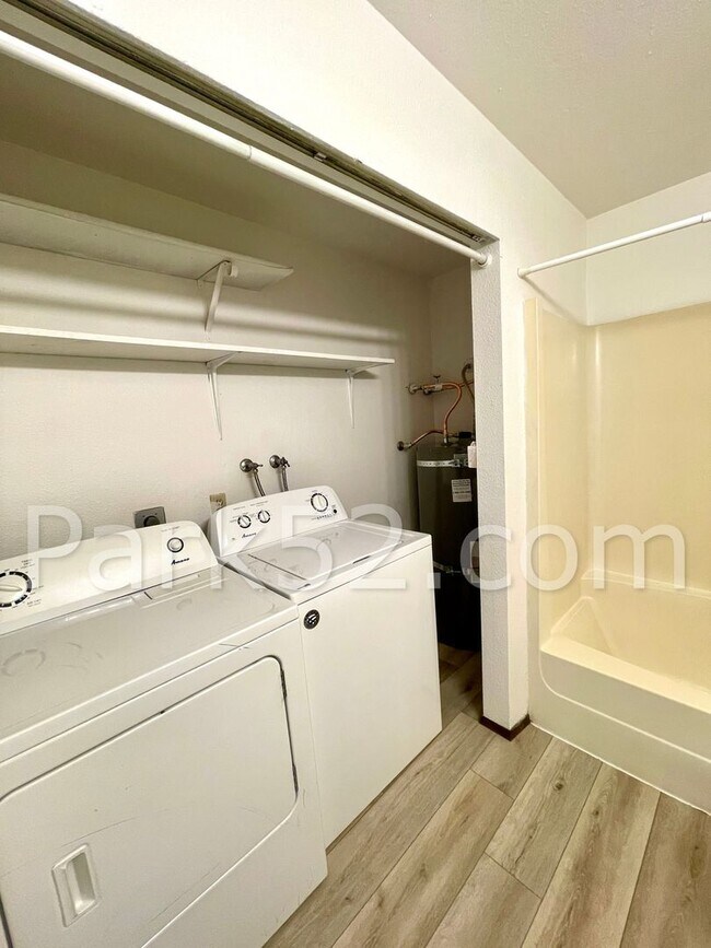 Building Photo - Remodeled 2 Bedroom Townhome!