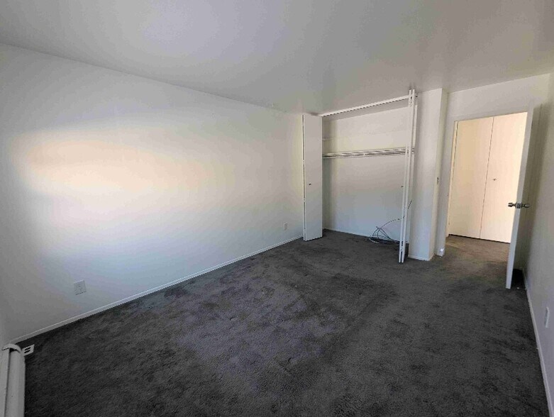 Building Photo - 3 Colonial Rd