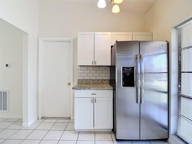 Building Photo - 3255 Amherst Ave