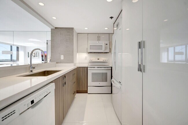Building Photo - 540 Brickell Key Dr